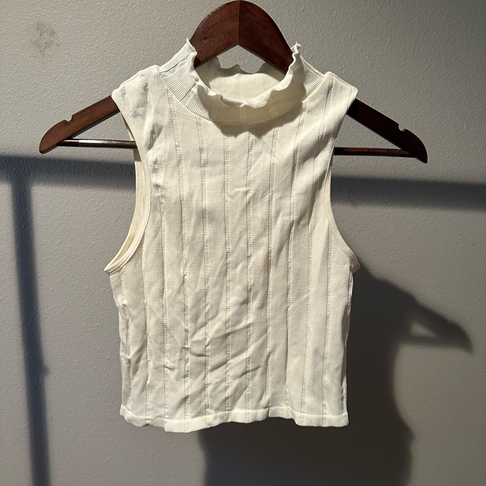 Scallop hem turtle neck crop